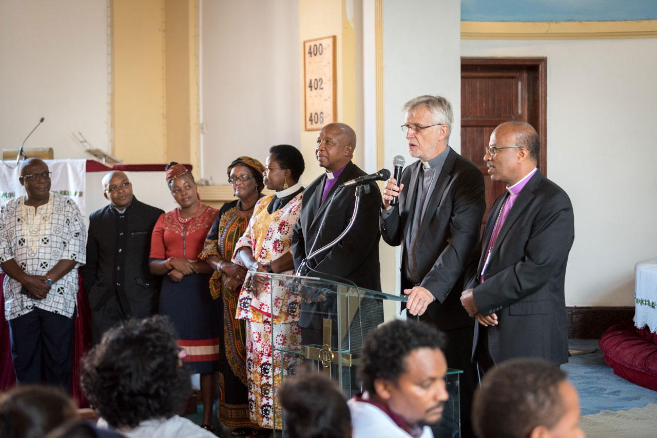 Welcomed by EECMY President Rev. Yonas Yigezu Dibisa, Junge brought greetings from the worldwide communion of Lutheran churches.