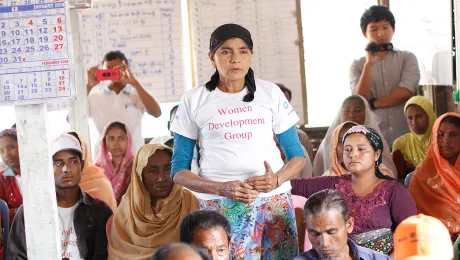 Men and women take part in discussions on gender justice at the Ohn Taw Gyi South camp for displaced Rohingyas near Sittwe, Rakhine State. Photo: LWF Myanmar/Phyo Aung Hein