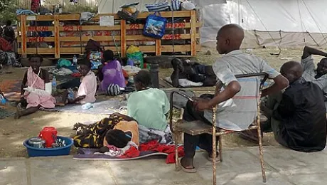 The LWF is providing food, water, blankets and other assistance to victims of the recent inter-ethnic attacks in Jonglei State, like these wounded taking shelter outside an overcrowded Juba hospital. Â© LWF