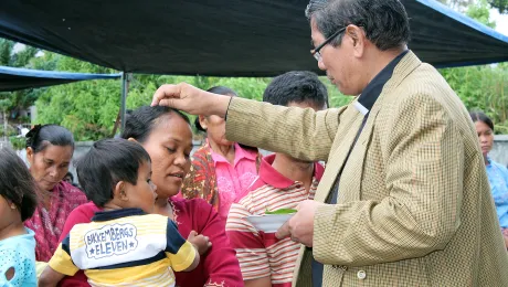 HKI Bishop Langsung M. Sitorus meets with Pandumaan villagers in North Sumatra. Photo: HKPB/Fernando Sihotang