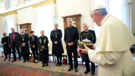 The Pope received a refugeeâs teapot as an invitation to work together for the suffering neighbor. Photo: Osservatore Romano