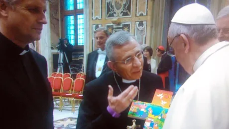 LWF President Bishop Dr Munib A. Younan presents Pope Francis with a Salvadoran cross during a March 2013 audience.