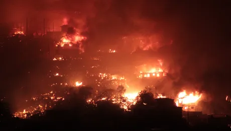 LWF member church in Valparaiso assisting victims of out of control forest fires. Photo: Leonardo Maldonado (CC-BY-NC)