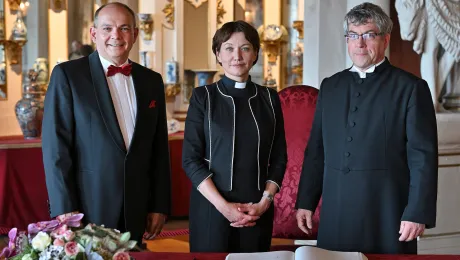 From left: Lord Mayor of Gotha, Knut Kreuch, LWF General Secretary Anne Burghardt and Leading Bishop of the Evangelical Church in Central Germany Friedrich Kramer on the occasion of the award of 