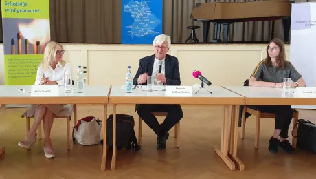 At the press conference for the launch of a network of self-help groups for people who lost someone to COVID-19: (from left) Anita Schedel, Bishop Heinrich Bedford-Strohm, Antonia Palmer. Photo: EKLB