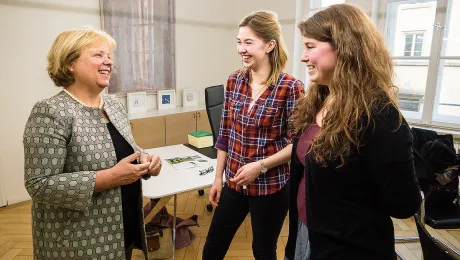 Campaigning for young congregation council members in the Evangelical Lutheran Church in Bavaria: Synod President Annekathrin Preidel, Lisa Schaube and Paula Tiggemann. Photo: Johannes Kurt Minkus