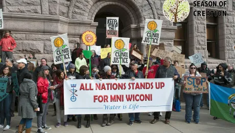 About 200 people gathered outside Minneapolis City Hall in October 2016 to protest the Dakota Access Pipeline which will pass upstream from the Standing Rock Sioux Nation. Along with the threat to their water supply, the tribe claims the pipeline will destroy burial sites and sacred places. Photo: Fibonacci Blue (CC BY 2.0)