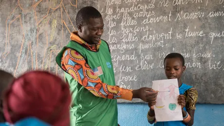 Painter and consulting artist Dogari Samson teaches children how to make drawings as a way to share messages of peace. All photos: LWF/Albin Hillert