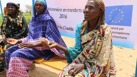 Mariam Yaya shows the money she received to buy food. Photo: LWF Chad