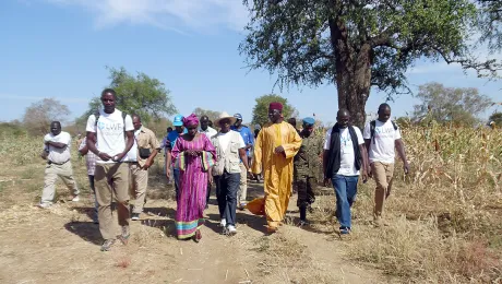 Staff, beneficiaries and visitors visiting project fields in Kimiti department. Photo: LWF Chad