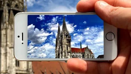 A look through a smartphone to the Regensburg Dom Cathedral, Germany. Photo: ANBerlin/ flickr