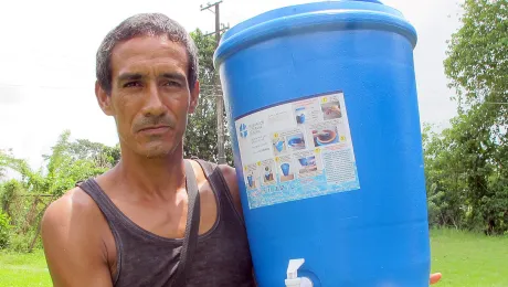 Alexis Mendoza and his family received a water filter in Saravena so they can improve their health after severe floods in May and June. Photo: LWF Colombia