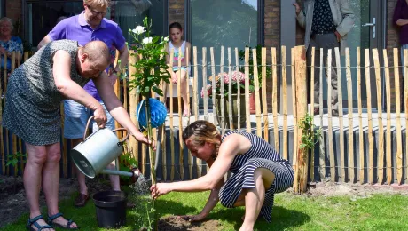 Caring for the âSilence Gardenâ at Augustanahof, a former church building turned into residential apartments, as part of the diaconal work of the Lutheran Church in Amsterdam. Photo: Lutheran Diaconie