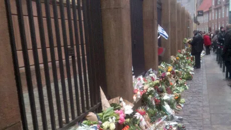 In front of the Copenhagen Synagogue. Photo: Kim Bach, Creative Commons CC-BY-SA