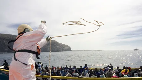 The Spanish coastguard intercepts a traditional fishing boat carrying African migrants off the island of Tenerife in the Canaries. Photo: UNHCR/A. Rodriguez / 24 October 2007