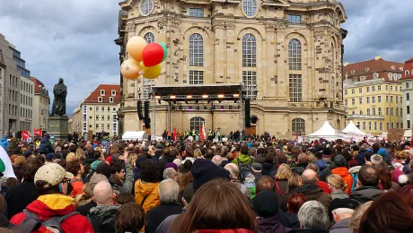 Anti-Pegida: demonstration for openness, humanity and dialogue in front of the Frauenkirche (Church of Our Lady) in Dresden. Photo: Bernd Gross/CC BY-SA 4.0