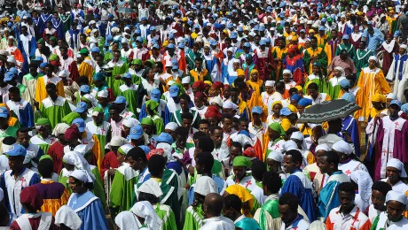 Large colorful choir crowd singing and dancing at the 500 years commemoration anniversary in Ethiopia. Photo: Tsion Alemayehu