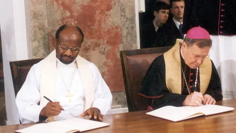 From left: The Rev. Dr Ishmael Noko and Bishop Dr Walter Kasper signing the Joint Declaration on the Doctrine of Justification (JDDJ). Photo: LWF/K. Wieckhorst