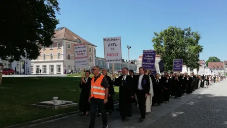 Around 400 people, including 50 pastors, participated in a silent march in support of Rev. Ulrich Gampert who has been fined for providing church asylum to a young Afghan refugee. Photo: Dekanat Kempten/Jutta Martin