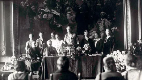 Paula MÃ¼ller-Otfried (center, standing) was the first woman to be elected to the regional synod of the Evangelical Lutheran Church of Hanover in 1921. In the political arena she stood for election to the Weimar National Assembly in 1919 and won a seat in the Reichstag in 1920. Photo commissioned by the DEF: Kasch, A.; Th. MÃ¶ller Nachf., Stralsund; AddF, Kassel, Sign.: NL-K-16, D-F1/00045.