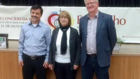 Silvia Beatrice Genz has been elected the first woman pastor president of the IECLB. She is flanked by Pastor First Vice President Odair Braun (right of picture) and Pastor Second Vice President Mauro Batista.