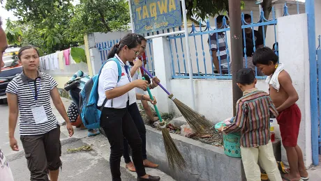 Camp participants clean a mosque. Photo: Rev. Bintahan Harianja/HKBP