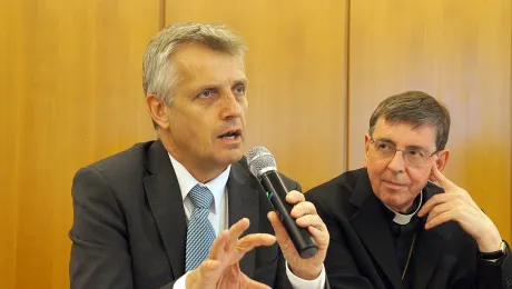 General Secretary Junge and Cardinal Koch during the presentation of From Conflict to Communion at the 2013 LWF Council in Geneva. Photo: LWF/S. Gallay