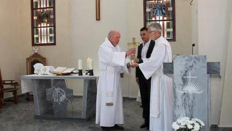 A symbol of peace: During a service in the Church of Christ the Redeemer in Nur-Sultan, Kazakhstan, LWF General Secretary Martin Junge presents a Liberian cross to ELCRK Archbishop Yuri Novgorodov. Photo: LWF/A. WeyermÃ¼ller