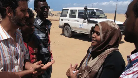 LWF staff member Fahima Ismail talks to Yemen refugees in the Markazi camp, near Obock town, during a LWF assessment of the needs of refugees. Photo: LWF/J. Macharia