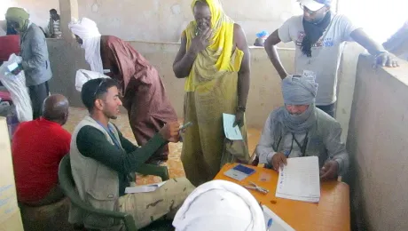 Mauritanians receiving the notification of their changed status at Mbera refugee camp. Photo: LWF Mauritania