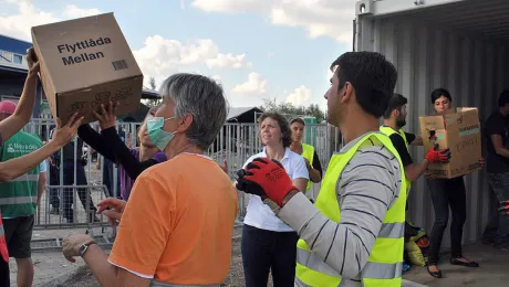 Volunteers and church aid organization at a distribution in Hungary. Photo: evangelikus.hu