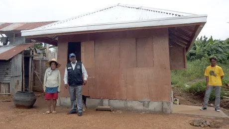 Following Typhoon Haiyan, Ms Nevita Romero Montermoso, 67, lived in the make-shift shelter on the left for nine months before moving to her new NCCP house in mid-July. Photo: LWF/NCCP