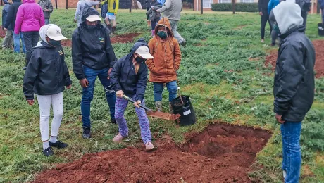 Pupils of Hermannsburg School in KwaZulu-Natal prepare the ground for tree planting. This climate project of the Northeastern Evangelical Lutheran Church in South Africa was supported by the LWF. Photo: HMB school