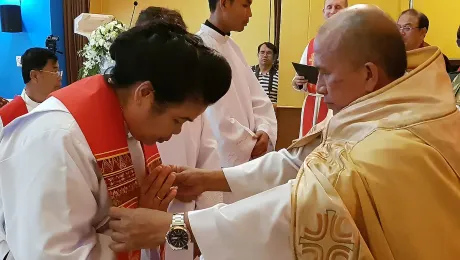 Rev. Jongkolnee Sampachanyanon Sim receives the blessing from bishop Rt. Rev. Amnuay Yodwong. Photo: LWF/ P. Lok