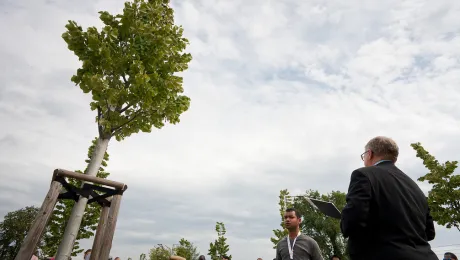 Rev. Hans W. Kasch, Director of the LWF Center Wittenberg, leading the symbolic tree planting in the Luthergarten. 