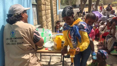 Ethiopian Evangelical Church Mekane Yesus (EECMY) and its diaconal agency, the Development and Social Services Commission (DASSC), works with LWF World Service to provide food distribution and cooking demonstrations to pregnant and lactating displaced women in Mesobo IDP camp. Photo: EECMY/G. Tesfay