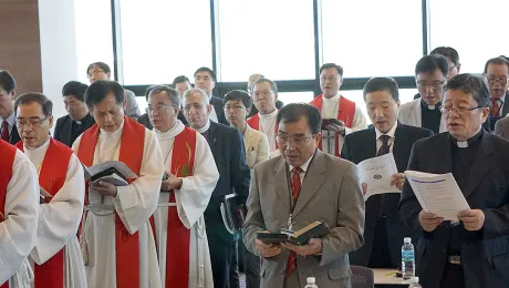 LWF President Bishop Younan, centre, attends a church service in South Korea. He condemned the division between the two Koreas, saying walls incite hatred. 