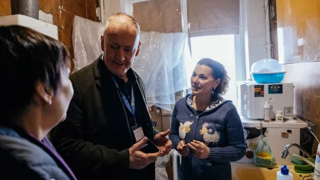 Mark Mullan, the LWF Team Leader in Ukraine, meets a family in Kharkiv whose apartment was damaged by a missile strike. LWF will renovate this family’s home. Photo: LWF/ Anatoliy Nazarenko