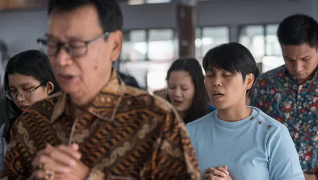 Congregants gather in prayer at the GKPI Medan Kota congregation on 26 November. Photo: LWF/Albin Hillert