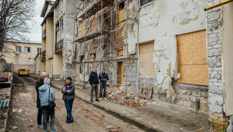 LWF Ukraine team leader Mark Mullan on his first visit to Saltivka, to meet families and inspect apartments destroyed by the war. Photo: LWF/ Anatoliy Nazarenko