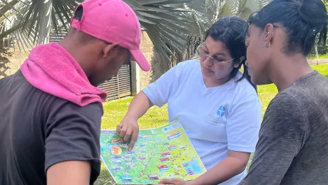 LWF staff explains where they can help to migrants from Venezuela. The map of the Arauca Casanare protection route was developed by LWF Colombia in Venezuela with support from the Swiss Embassy. Photo: LWF/ Lorena Acevedo