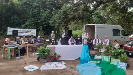 El culto ecuménico se desarrolló al aire libre, a pocos metros del Río Uruguay. Foto: Darío Dorsch