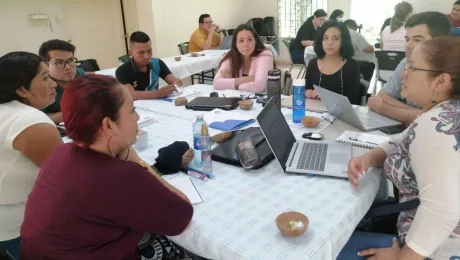 Trabajo grupal en Encuentro Regional sobre Justicia Climática en El Salvador. Jóvenes de América Latina y el Caribe miembros de la Federación Luterana Mundial trabajan en grupo luego de las ponencias. Foto: Rafael Menjivar.