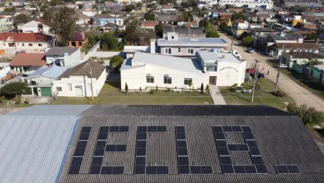 Los paneles de energía solar fueron instalados en el techo del salón formando la sigla de la IECLB. Foto: Portal Luteranos