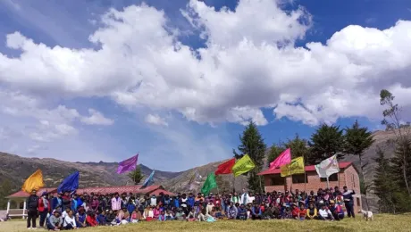 Foto grupal del campamento interdistrital de la IELB realizado al pie de las montañas en Sorata, Bolivia. Foto: Daniel Casas Siñani