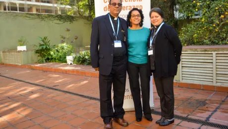 El Obispo Ismael Laborde y la Revda Karen Castillo, autoridades de las nuevas Iglesias que ingresaron a la FLM, junto a Patricia Cuyatti, Secretaria General para América Latina y Caribe durante la Conferencia de Liderazgo realizado en mayo de 2018 en Buenos Aires. Foto: FLM/Eugenio Albrecht.