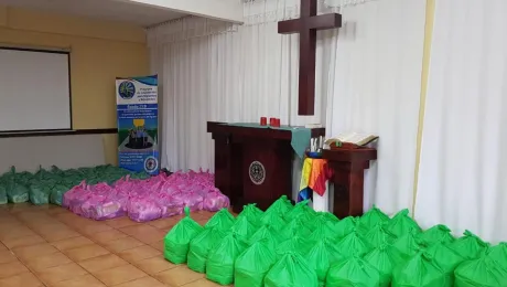 El templo hoy cobija bolsas de alimentos y elementos de higiene, para asistir a las personas más necesitadas del país. Los colores responden a los diferentes proyectos y asistencia diferenciada que realiza la ILCO. Foto: Giberto Quesada Mora.