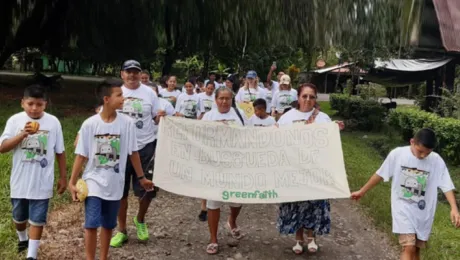 Niños, niñas, jóvenes y adultos de la ILCO participan de una manifestación en defensa del cuidado de la creación. Foto: ILCO