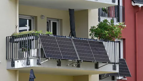 Balcony power plant on the railing of an apartment building. Photo: epd-bild/Heike Lyding