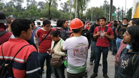 En la foto, alumnos e integrantes de la Iglesia organizándose para el acopio de elementos. Foto: Moisés Perez.